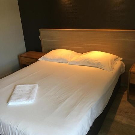 Gorron Hotel Le Bretagne Et Restaurant Le Papillon מראה חיצוני תמונה
