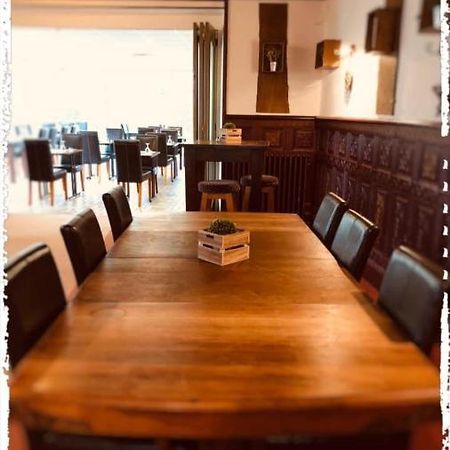 Gorron Hotel Le Bretagne Et Restaurant Le Papillon מראה חיצוני תמונה