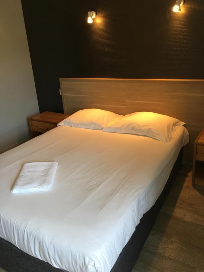 Gorron Hotel Le Bretagne Et Restaurant Le Papillon מראה חיצוני תמונה