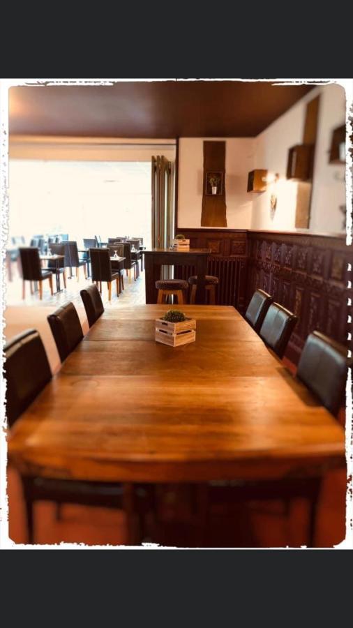Gorron Hotel Le Bretagne Et Restaurant Le Papillon מראה חיצוני תמונה
