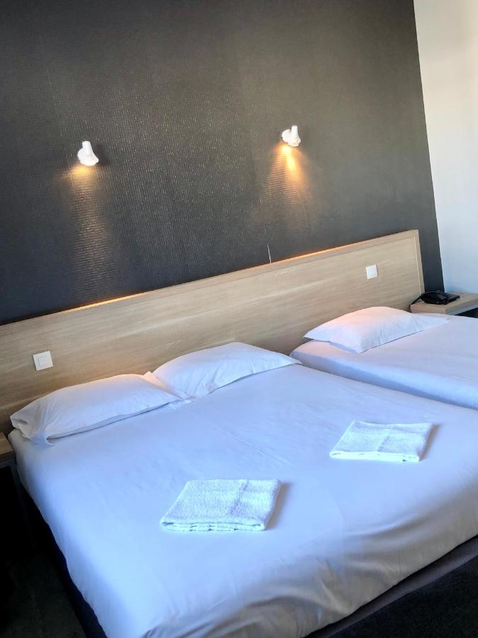 Gorron Hotel Le Bretagne Et Restaurant Le Papillon מראה חיצוני תמונה
